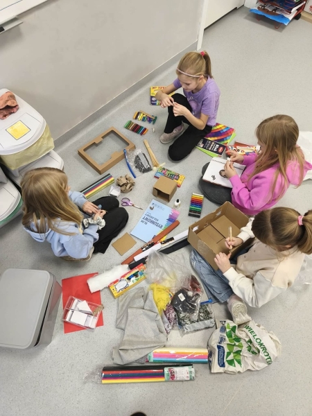 Przygotowanie prac klasa 2A na Gminny Konkurs Plastyczny w ramach akcji ''Biała wstążka''