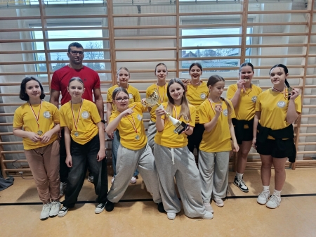 Złoto i srebro w gminnych rozgrywkach w siatkówce klas 4–6 dla Szkoły Podstawowej im. C. K